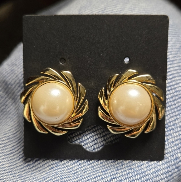 Vintage Gold Tone Fuax Pearl Earrings Clip On Earrings - Picture 5 of 16
